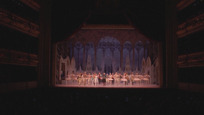 Nhà hát Opera Anh thay bộ rèm mới có biểu tượng vua Charles III - Ảnh 1.