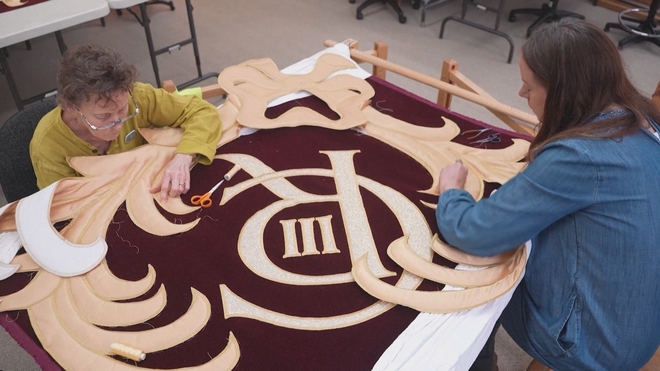 Nhà hát Opera Anh thay bộ rèm mới có biểu tượng vua Charles III - Ảnh 3.