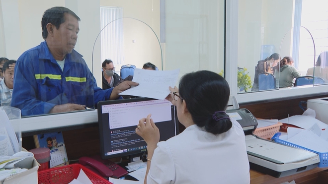 Rút BHXH một lần: Lợi trước mắt, thiệt lâu dài - Ảnh 2.