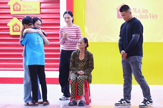 Mái ấm gia đình Việt: Cậu bé Tấn Đạt vừa học vừa cắt cỏ phụ bà nuôi mẹ bệnh- Ảnh 7.