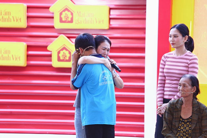 Mái ấm gia đình Việt: Cậu bé Tấn Đạt vừa học vừa cắt cỏ phụ bà nuôi mẹ bệnh- Ảnh 6.