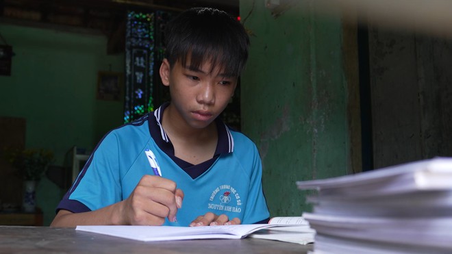 Mái ấm gia đình Việt: Cậu bé Tấn Đạt vừa học vừa cắt cỏ phụ bà nuôi mẹ bệnh- Ảnh 4.