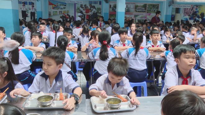 60 Giây ngày 23/4/2026 | Tăng cường vệ sinh an toàn thực phẩm trong trường học - Ảnh 7.