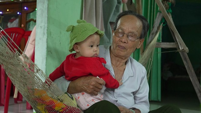 Mái ấm gia đình Việt: Cô bé mồ côi chăm bà gần 80 tuổi và em nhỏ 10 tháng - Ảnh 7.