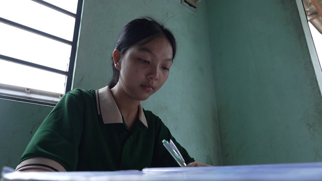 Mái ấm gia đình Việt: Cô bé mồ côi chăm bà gần 80 tuổi và em nhỏ 10 tháng - Ảnh 1.