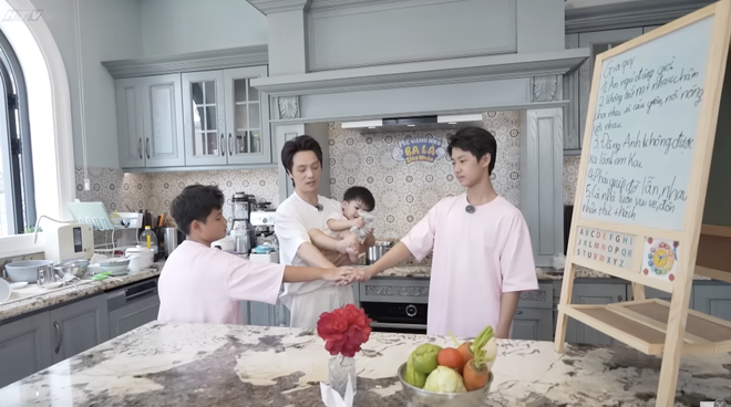 Mẹ vắng nhà, Ba là siêu nhân: Ba Đăng Khôi và "bản gia quy" đầy nhân văn dành Đăng Anh - Ảnh 4.