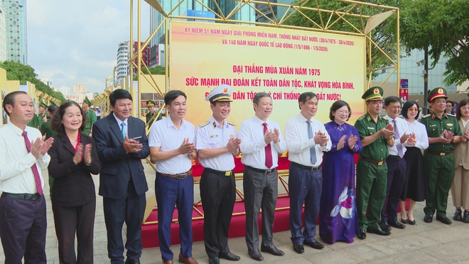 Ngắm nhìn một dải non sông và ký ức rực rỡ của TP. Hồ Chí Minh với hơn 300 tác phẩm triển lãm ảnh - Ảnh 1.