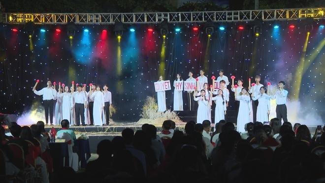 “Khải hoàn ca”: Tái hiện những mốc son lịch sử của dân tộc bằng ngôn ngữ nghệ thuật - Ảnh 2.