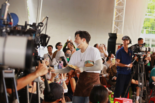 Song Luân, Anh Tú bán bánh gây quỹ giúp trẻ em "Mái ấm gia đình Việt" - Ảnh 9.