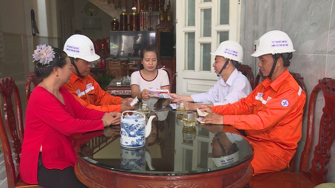 Người dân TP. Hồ Chí Minh chủ động tiết kiệm điện trong mùa nắng nóng - Ảnh 1.