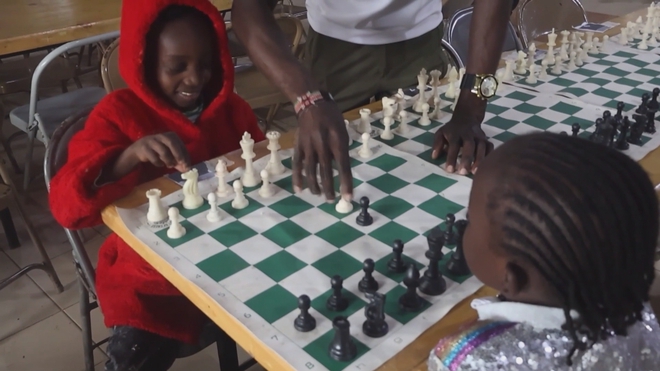 Kenya: Biến rác nhựa thành quân cờ vua hỗ trợ giáo dục - Ảnh 3.
