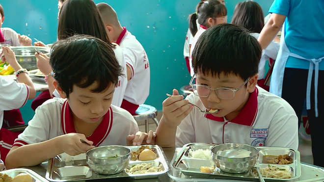 TP. Hồ Chí Minh: Phụ huynh "mắt thấy, miệng nếm" bữa ăn bán trú cùng con - Ảnh 5.