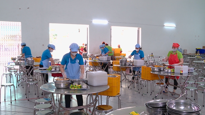 TP. Hồ Chí Minh: Phụ huynh "mắt thấy, miệng nếm" bữa ăn bán trú cùng con - Ảnh 2.