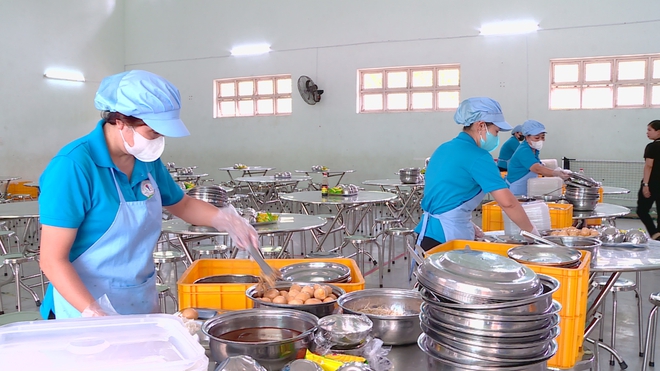 TP. Hồ Chí Minh: Phụ huynh "mắt thấy, miệng nếm" bữa ăn bán trú cùng con - Ảnh 1.