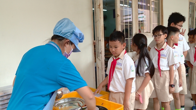 TP. Hồ Chí Minh: Phụ huynh "mắt thấy, miệng nếm" bữa ăn bán trú cùng con - Ảnh 4.