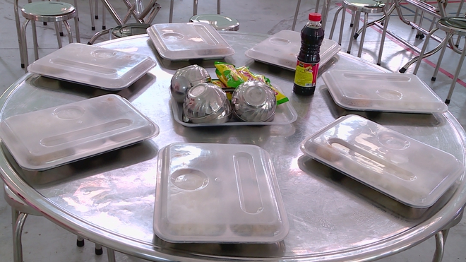 TP. Hồ Chí Minh: Phụ huynh "mắt thấy, miệng nếm" bữa ăn bán trú cùng con - Ảnh 3.