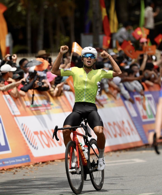 Cái ngoắc tay của Phạm Lê Xuân Lộc đã đưa Đặng Thành Được lên đỉnh vinh quang chặng 21 như thế nào?- Ảnh 8.