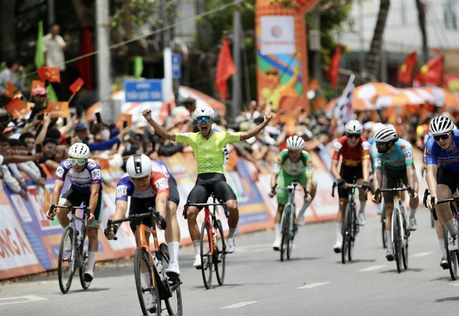 Cái ngoắc tay của Phạm Lê Xuân Lộc đã đưa Đặng Thành Được lên đỉnh vinh quang chặng 21 như thế nào?- Ảnh 9.