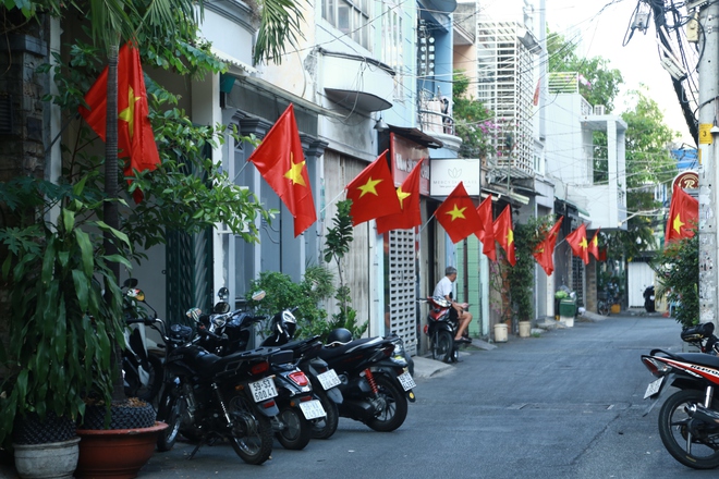 TP. Hồ Chí Minh rực rỡ sắc đỏ cờ hoa, tưng bừng không khí chào mừng đại lễ 30/4- Ảnh 17.