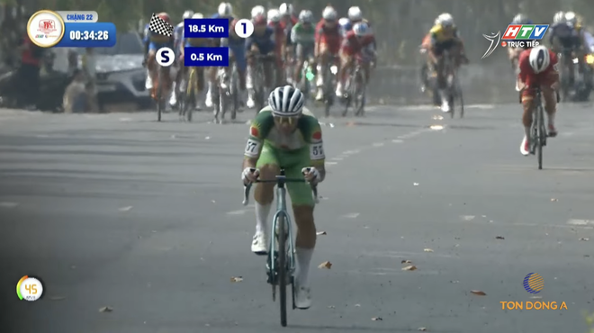 "Thần gió" Roman Maikin ăn mừng đẹp mắt ở sprint 2 | Chặng 22 Cúp Truyền hình 2026 - Ảnh 1.