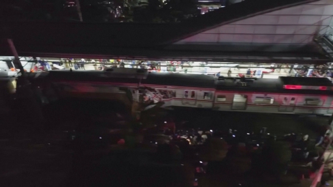 2 đoàn tàu va chạm nhau tại Indonesia, gần 90 người thương vong - Ảnh 1.