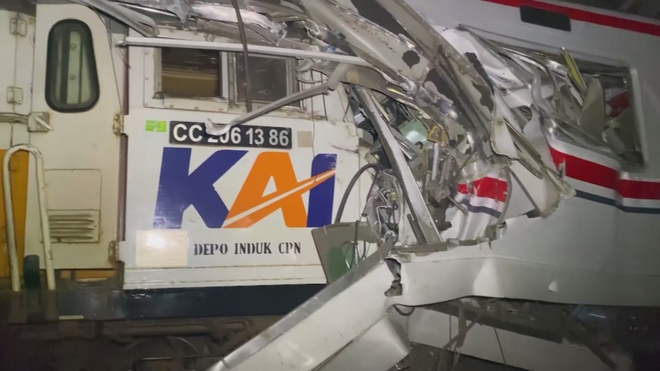 2 đoàn tàu va chạm nhau tại Indonesia, gần 90 người thương vong - Ảnh 2.