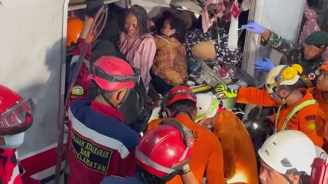 2 đoàn tàu va chạm nhau tại Indonesia, gần 90 người thương vong - Ảnh 3.