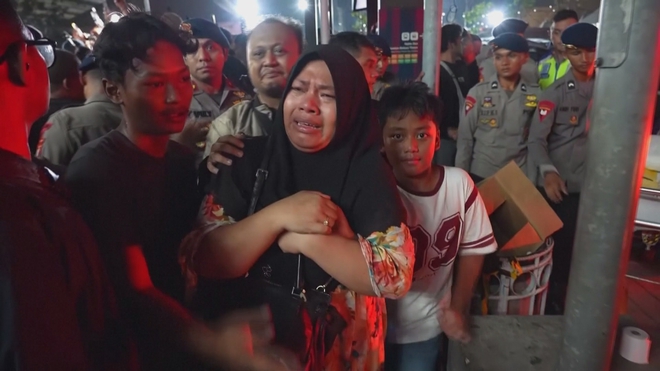 2 đoàn tàu va chạm nhau tại Indonesia, gần 90 người thương vong - Ảnh 4.