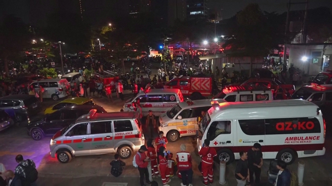 2 đoàn tàu va chạm nhau tại Indonesia, gần 90 người thương vong - Ảnh 5.