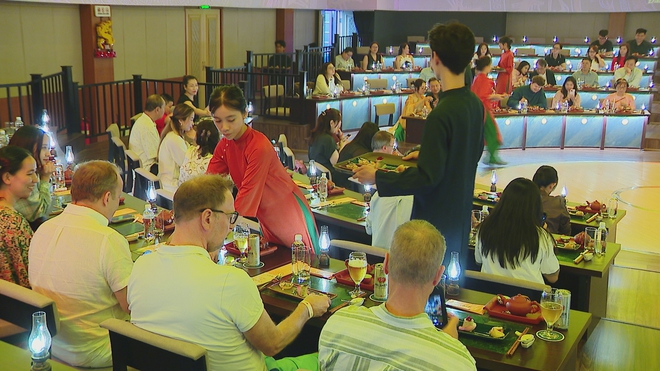 Rực rỡ sắc màu nghệ thuật truyền thống tại TP. Hồ Chí Minh dịp đại lễ - Ảnh 7.