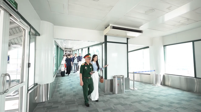 Chuyến bay tháng Tư mang theo niềm tự hào ngày đất nước thống nhất - Ảnh 1.