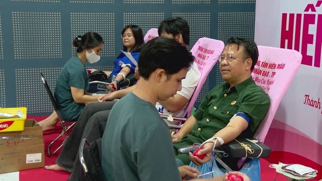 Đảm bảo nguồn máu dự trữ phục vụ công tác điều trị trong kỳ nghỉ 30/4 và 1/5 - Ảnh 2.