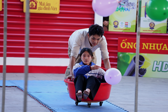 "Mái ấm gia đình Việt" tập 5 trao gần 600 triệu đồng cho các em nhỏ mồ côi- Ảnh 5.