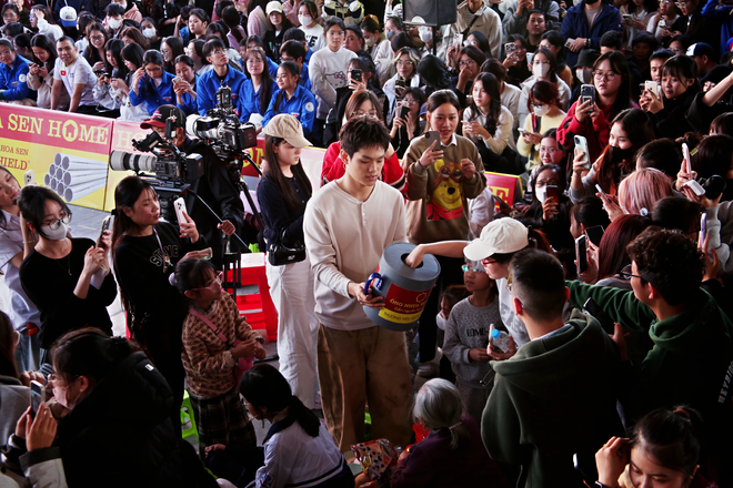 "Mái ấm gia đình Việt" tập 5 trao gần 600 triệu đồng cho các em nhỏ mồ côi- Ảnh 12.