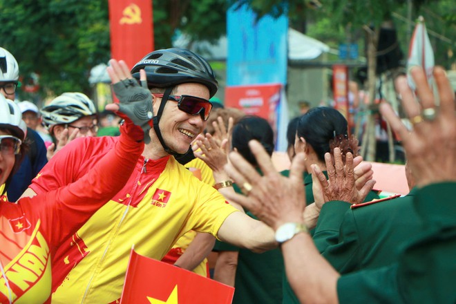 NewZround: Cuộc đua xe đạp phong trào làm nóng đường đua sáng ngày 30/4 tại TP. Hồ Chí Minh - Ảnh 8.