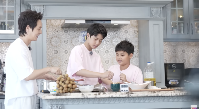 Mẹ vắng nhà, Ba là siêu nhân: Mâm cơm gắn kết tình thân ba thế hệ- Ảnh 2.