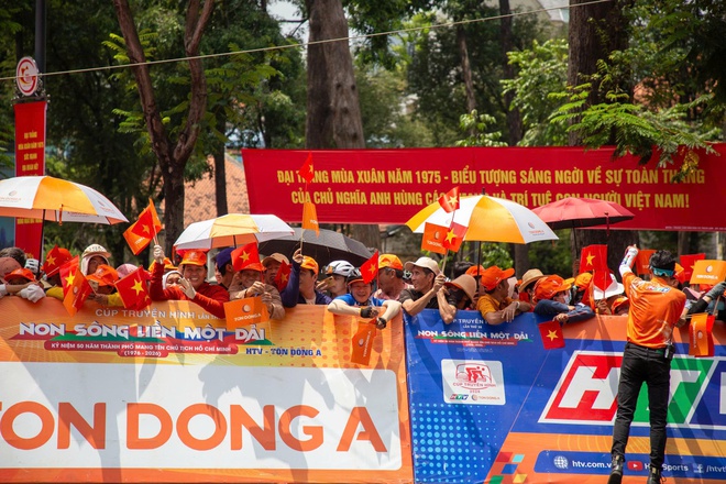 NewZround: Cuộc đua xe đạp phong trào làm nóng đường đua sáng ngày 30/4 tại TP. Hồ Chí Minh - Ảnh 9.