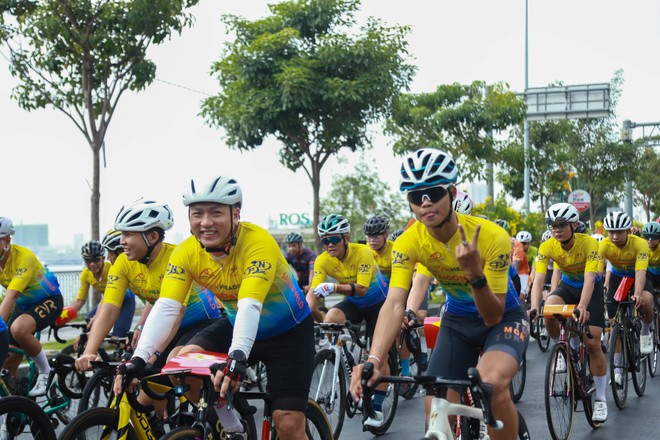NewZround: Cuộc đua xe đạp phong trào làm nóng đường đua sáng ngày 30/4 tại TP. Hồ Chí Minh - Ảnh 2.