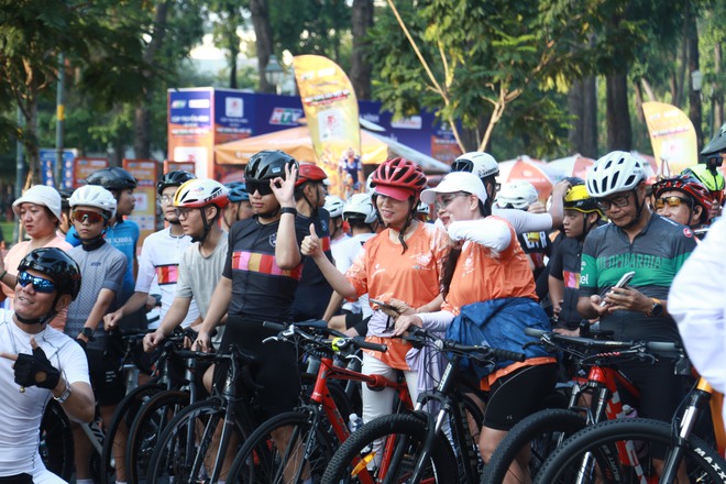 Người dân háo hức đón đoàn đua về đích tại điểm hẹn lịch sử- Ảnh 5.