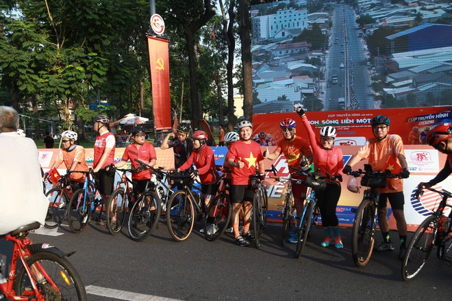 Người dân háo hức đón đoàn đua về đích tại điểm hẹn lịch sử- Ảnh 3.