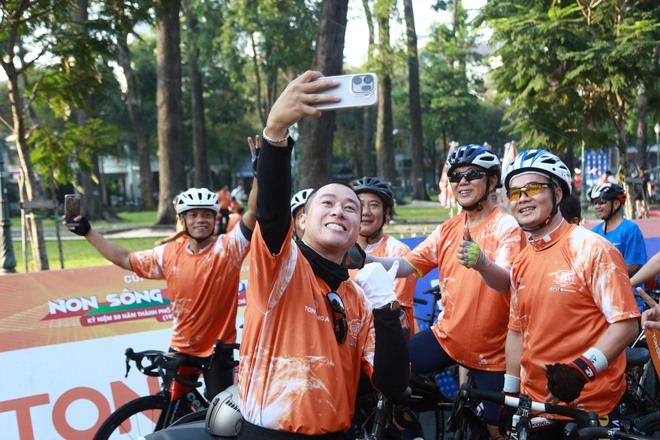 NewZround: Cuộc đua xe đạp phong trào làm nóng đường đua sáng ngày 30/4 tại TP. Hồ Chí Minh - Ảnh 3.