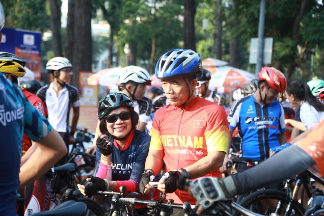 Người dân háo hức đón đoàn đua về đích tại điểm hẹn lịch sử- Ảnh 9.