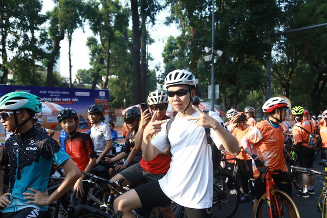 Người dân háo hức đón đoàn đua về đích tại điểm hẹn lịch sử- Ảnh 11.