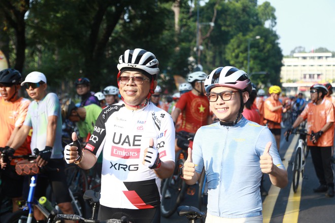 Người dân háo hức đón đoàn đua về đích tại điểm hẹn lịch sử- Ảnh 10.