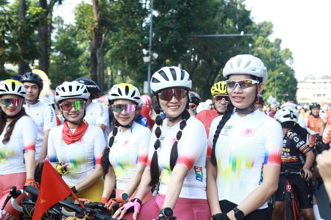 Người dân háo hức đón đoàn đua về đích tại điểm hẹn lịch sử- Ảnh 8.