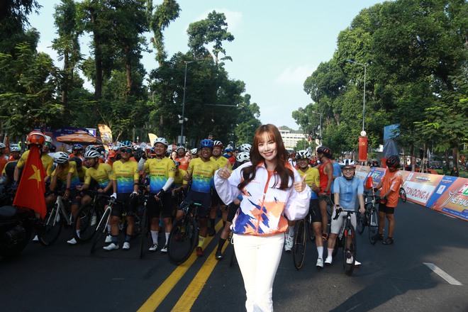 Người dân háo hức đón đoàn đua về đích tại điểm hẹn lịch sử- Ảnh 13.
