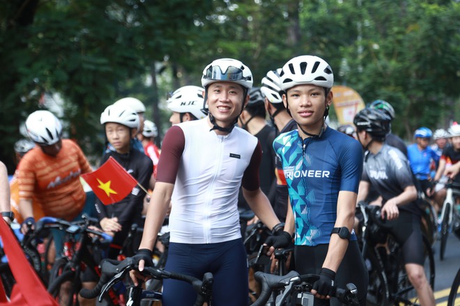 Người dân háo hức đón đoàn đua về đích tại điểm hẹn lịch sử- Ảnh 6.