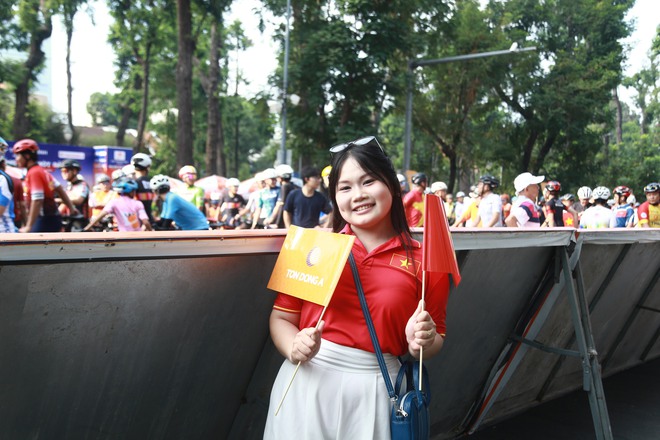 Người dân háo hức đón đoàn đua về đích tại điểm hẹn lịch sử- Ảnh 7.