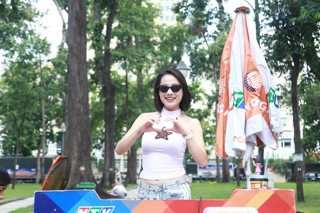 Người dân háo hức đón đoàn đua về đích tại điểm hẹn lịch sử- Ảnh 16.