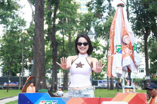 Người dân háo hức đón đoàn đua về đích tại điểm hẹn lịch sử- Ảnh 15.